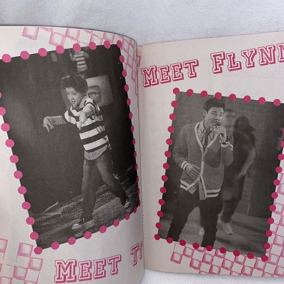 Disney Channel Shake it Up Feel The Beat Activity Book Zendaya Bella Thorne NEW - Picture 3 of 5